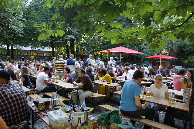 Biergarten « Hofbraeukeller 5906 » par Henning Schlottmann (source WikiPedia)